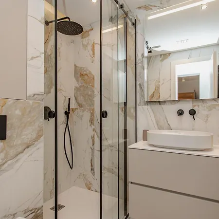 Stunning Bella On Znjan Beach, Private Parking Apartman *