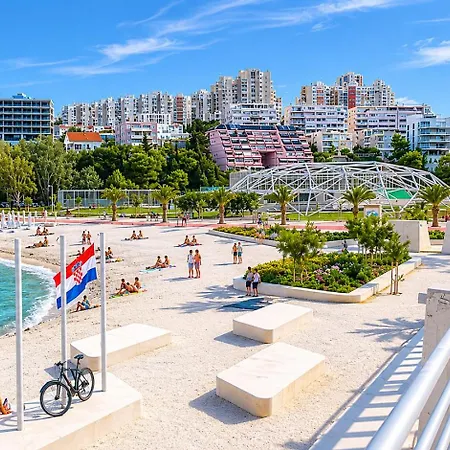 Апартаменти Stunning Bella On Znjan Beach, Private Parking Спліт